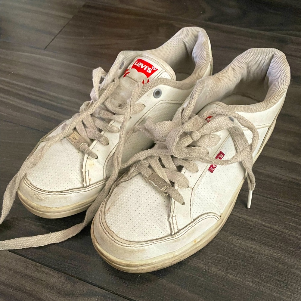 Levi’s size 2.5 kids white sneakers
